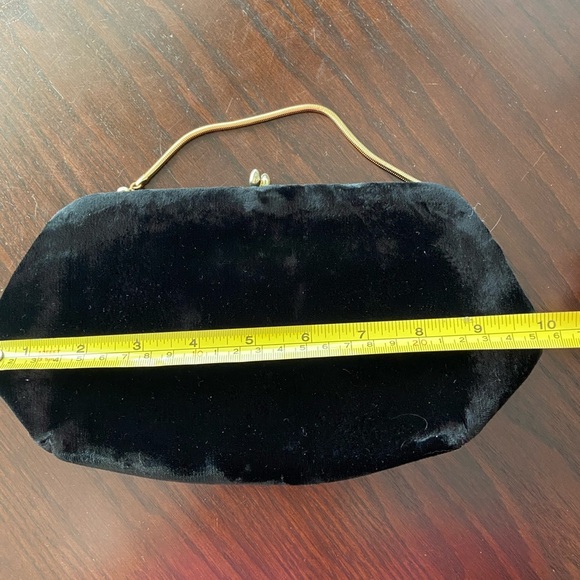 Stunning Black Velvet Vintage Evening Bag with Gold chain Handle & Kisslock Top - Picture 8 of 12